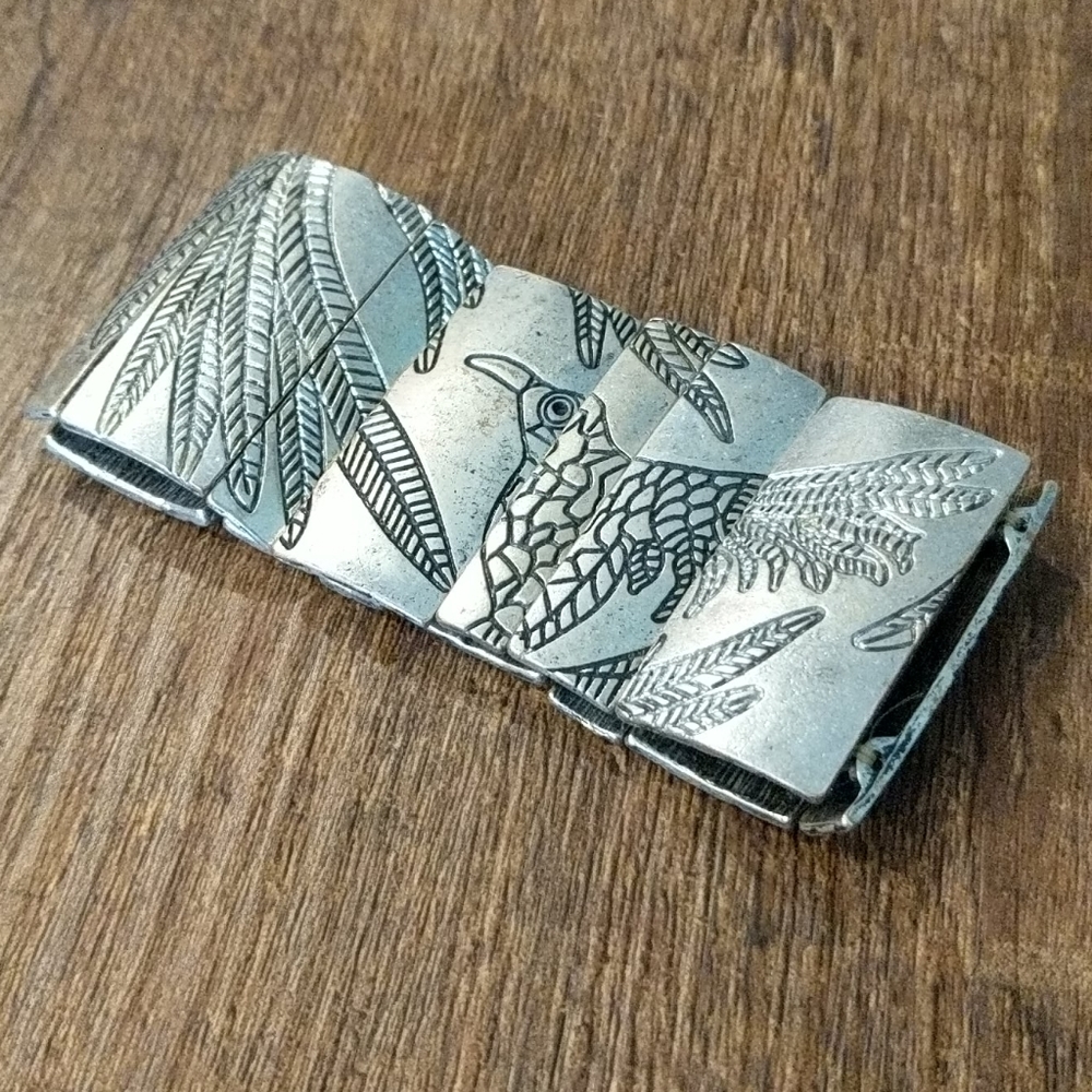 Silver elastic bangle with bird detailing